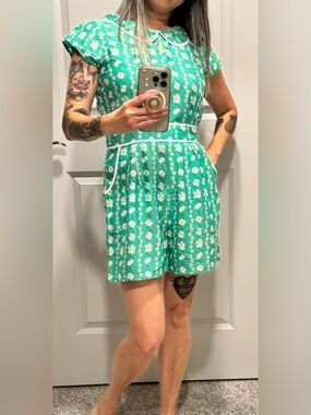Vintage daisy print romper with white piping XS